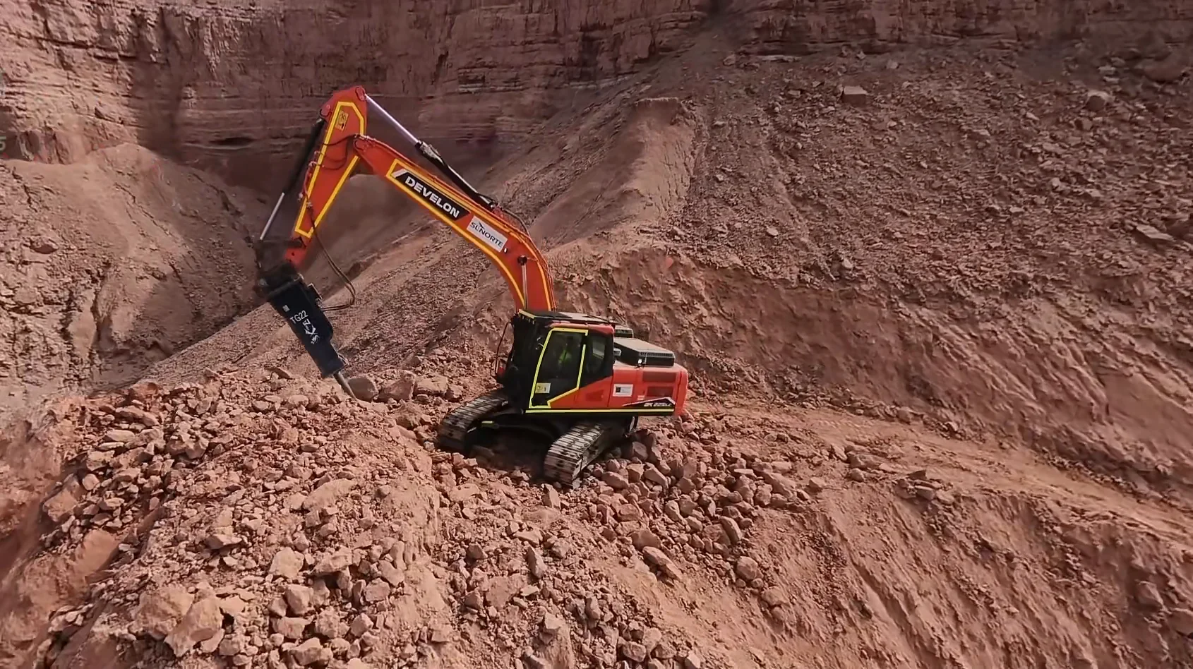 Excavadora Sunorte trabajando en roca
